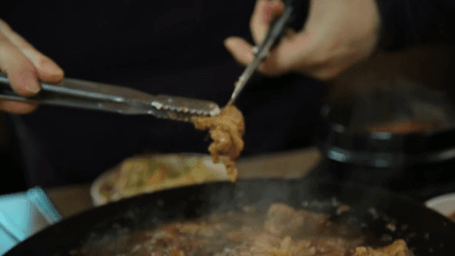 뜨거운 팬 위에서 지글거리는 양념 갈비