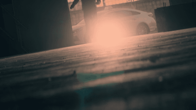 택시를 향해 뛰어가는 사람