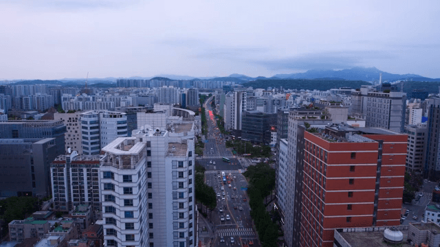 고층 건물이 있는 번화한 도시 거리