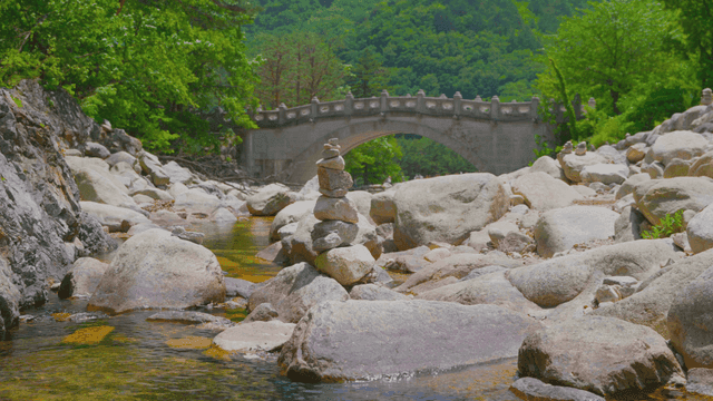 돌탑과 다리가 있는 고요한 강