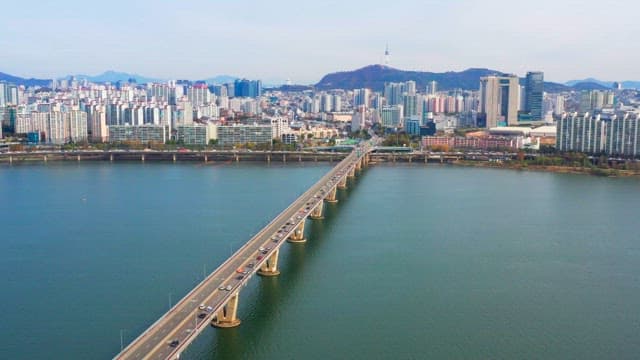 강 위의 다리와 도시 스카이라인