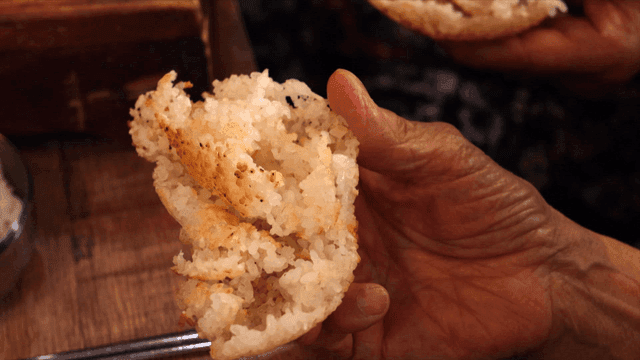 손으로 잡은 바삭한 누룽지