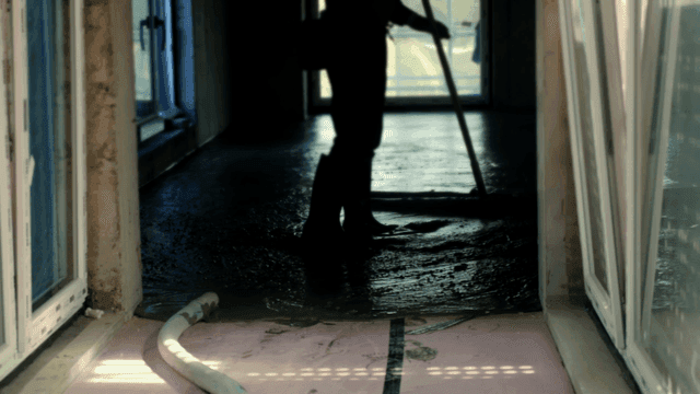 콘크리트 바닥을 고르는 작업자