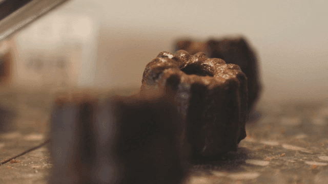 전시된 초콜릿색의 까눌레