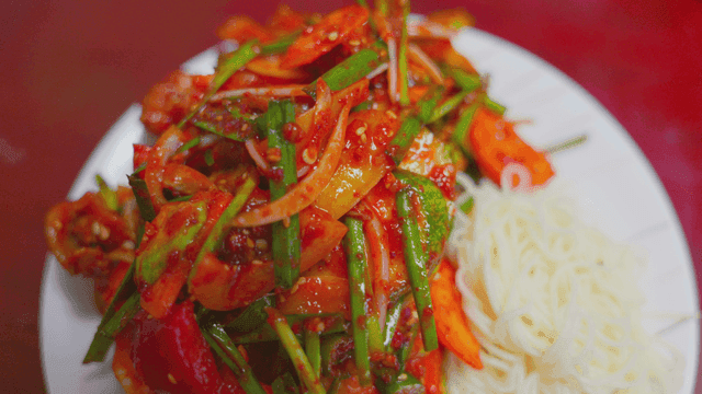 매콤한 골뱅이 무침과 소면 한 접시