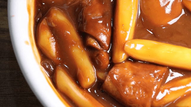 흰 그릇에 담긴 짜장떡볶이