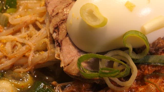 달걀과 다양한 채소가 들어간 매운 국수 한 젓가락