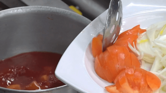 토마토와 양파를 냄비에 넣는 장면