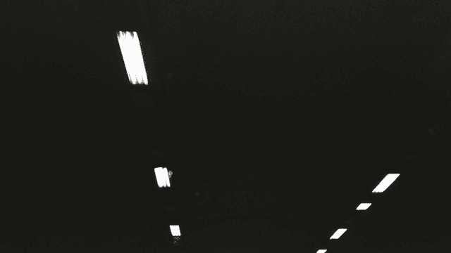 조명이 있는 어두운 터널 운전