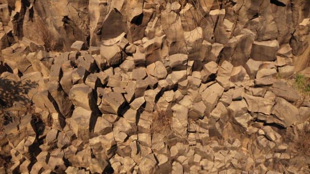 맑은 날 깎아지른 바위 절벽