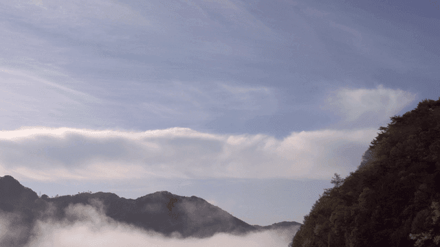 맑은 하늘 아래 안개 낀 산