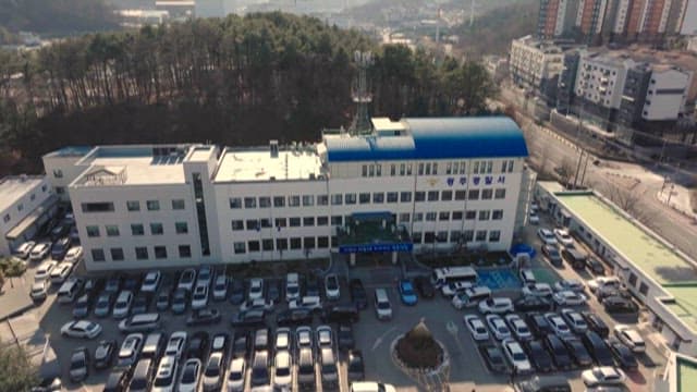 도심 경찰서와 번잡한 주자장