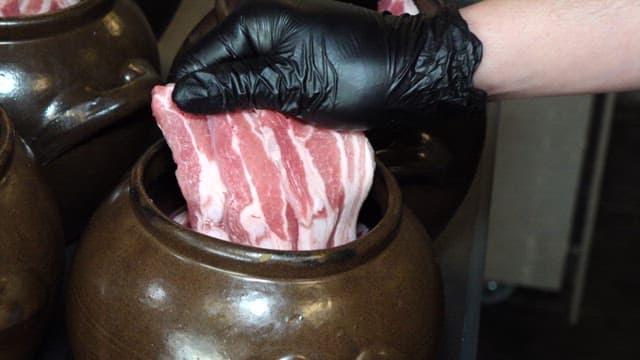 항아리에 담기는 숙성 삼겹살