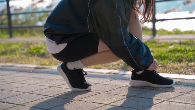 신발끈을 묶는 여성