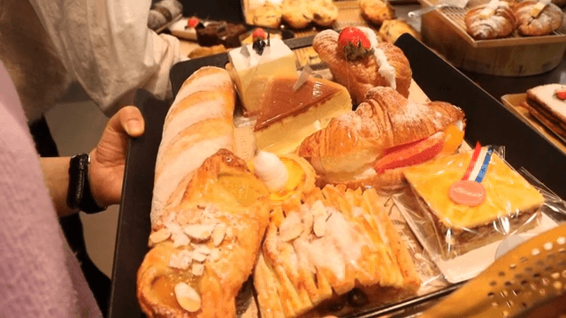 빵이 한가득 올려진 쟁반