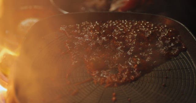 그릴 위에서 지글지글 요리되는 오징어