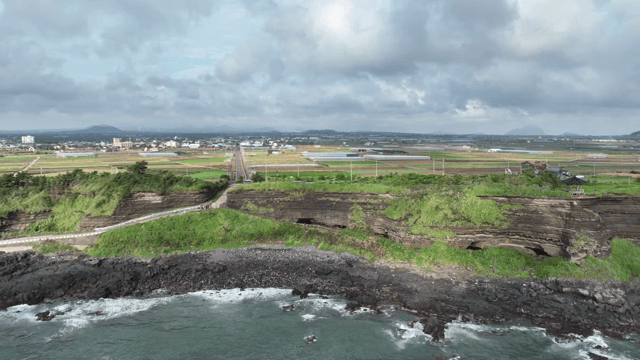 들판과 절벽이 있는 해안 풍경