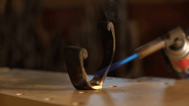 토치로 목재의 표면을 가열하는 모습