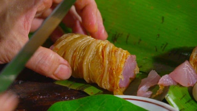 김치 참치 말이를 칼로 써는 모습