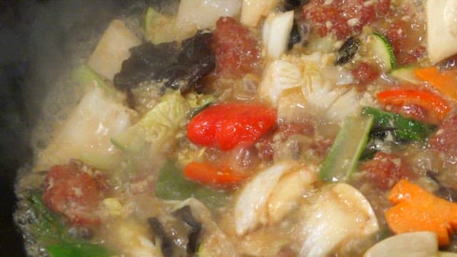 채소와 고기가 끓고 있는 웍