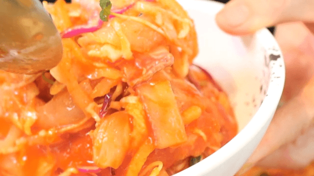 앞접시에 덜어먹는 먹음직스러운 물회