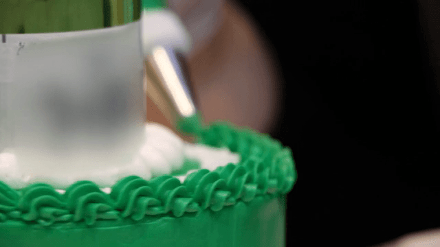 녹색 아이싱으로 케이크 장식하기