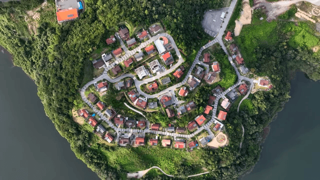 푸른 산 속에 자리한 마을