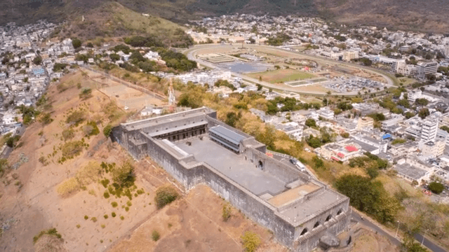 도시 전경을 내려다보는 역사적인 요새