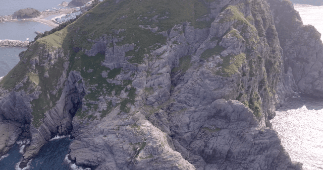 바다 옆의 바위산