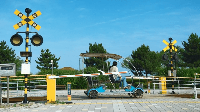 상쾌한 날 철길을 따라 달리는 건널목의 레일바이크