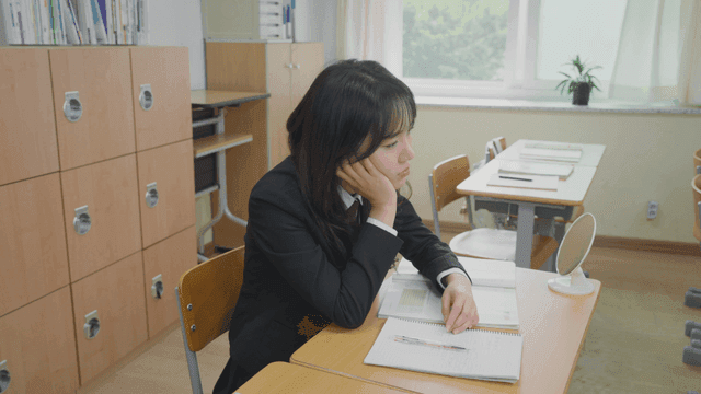 기지개를 켜며 졸고 있는 학생