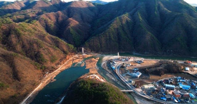 강과 현수교가 있는 산속 마을