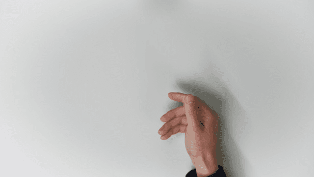 손으로 화폐를 교환하는 장면