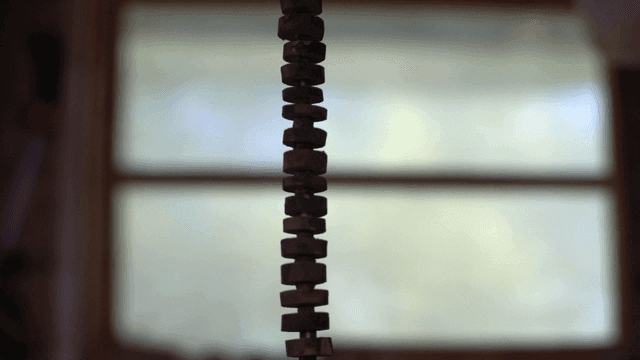 막대에 쌓인 나무 원반