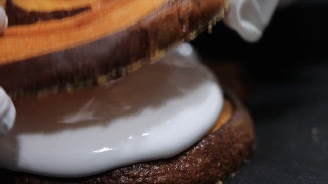 달콤한 페이스트리 디저트를 완성하는 모습