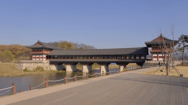 강 위의 전통 한국 다리