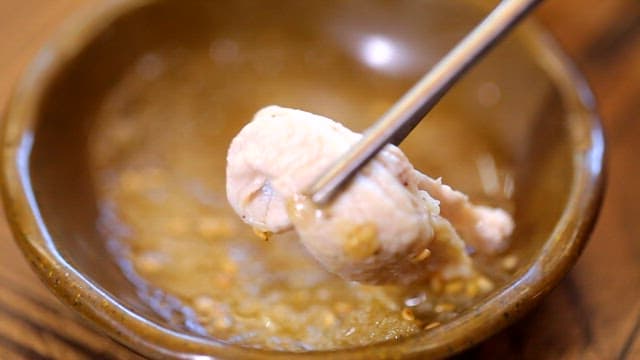 Chicken piece of shabu-shabu dipped in sauce