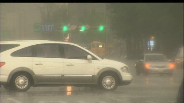 차량과 보행자가 있는 홍수 난 도로