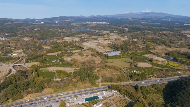 멀리 산이 보이는 넓은 농경지