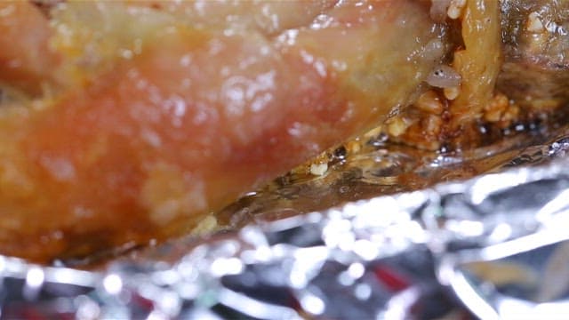 호일 위에서 김이 나는장작 구이 통닭