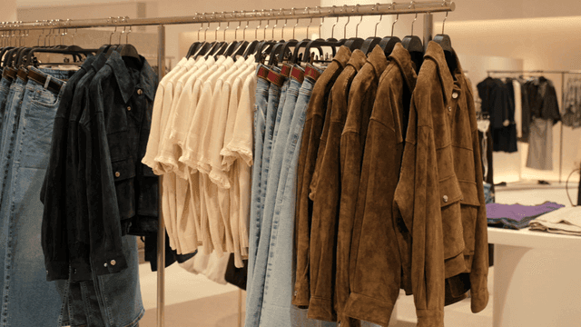 다양한 의류가 걸린 옷걸이