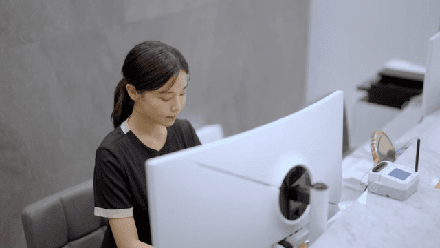 프론트 데스크에서 근무하는 직원