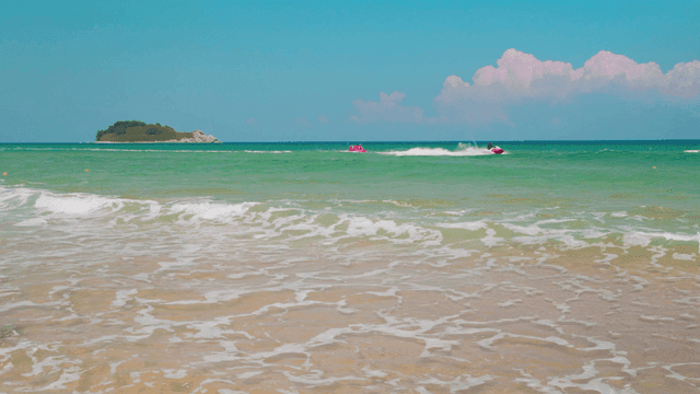 맑은 바다 위를 달리는 제트스키