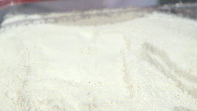 고기를 밀가루에 묻히고 계란물에 담그기