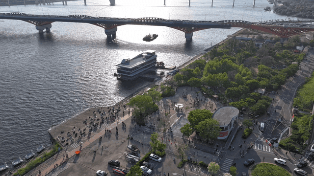 도시 풍경과 강 위의 다리