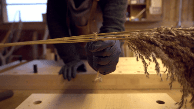 자연 재료로 작업하는 장인