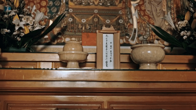 꽃과 향이 있는 불교 제단