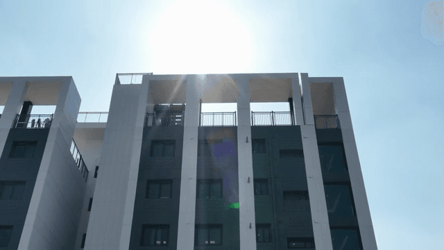 밝은 햇빛 아래 현대적인 건물