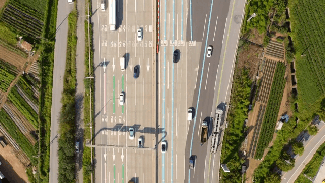 차량이 움직이는 고속도로와 녹지