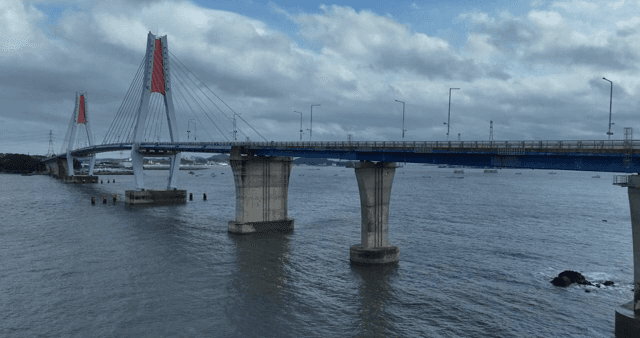 잔잔한 바다 위에 놓인 큰 다리